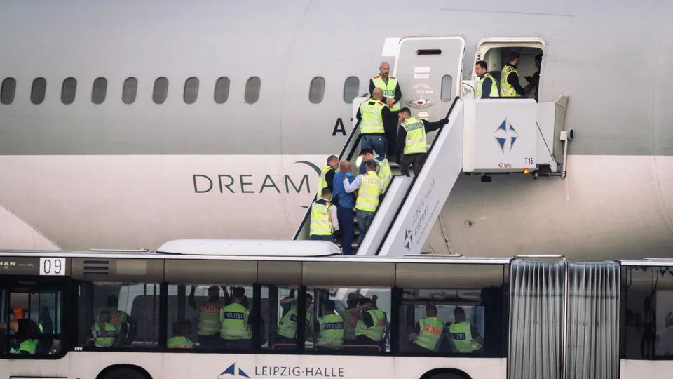 Germania a deportat 28 de refugiați afgani în patria lor.