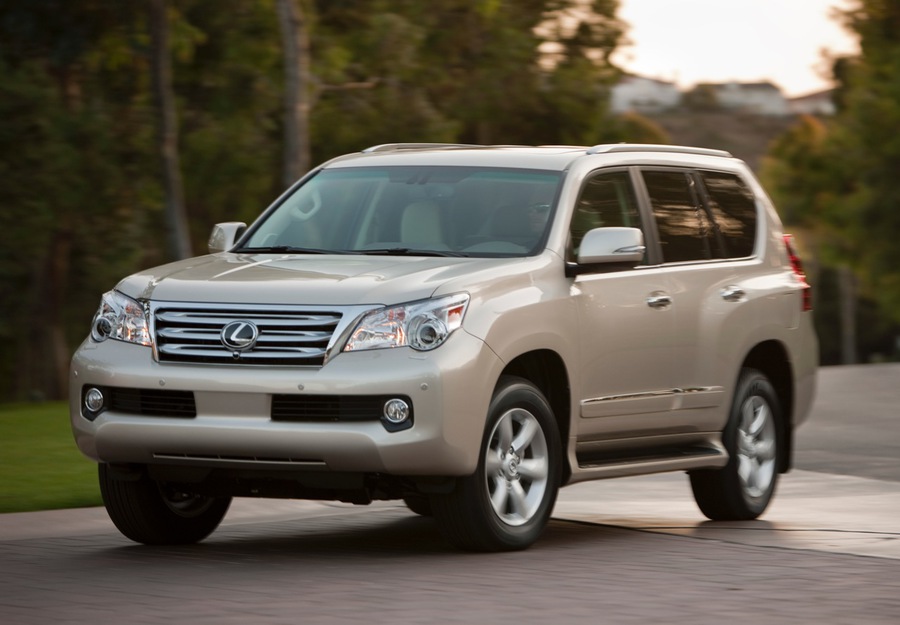 SUV-ul de lux, model Lexus GX460, a fost furat din faţa casei episcopului, la orele 5:40 dimineaţa