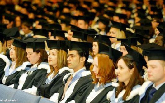 Majoritatea tinerilor care aleg să îşi facă studiile peste hotare optează pentru o instituţie de învăţământ din România