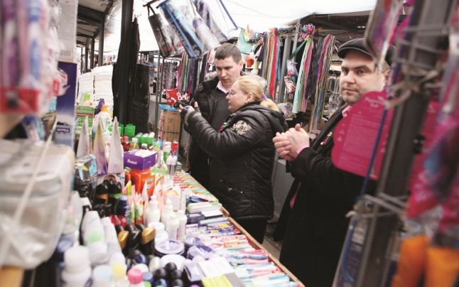  Inspectorii de la Protecţia Consumatorului au găsit ieri printre tarabele de la Piaţa Centrală pastă de dinţi şi articole de bărbierit falsificate