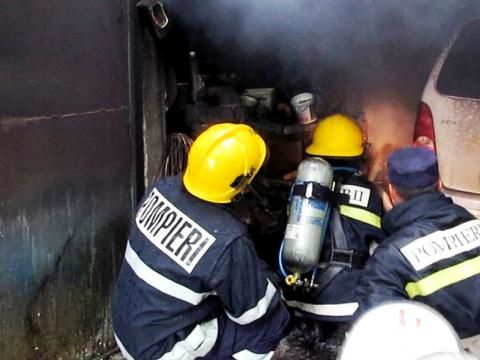 Incendiu: Garajul în care se afla un automobil, cuprins de flăcări. Foto: dse.md