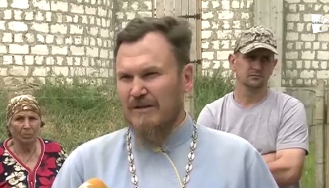 Un preot afirmă că-i obligat să semneze pentru o donație ce nu a primit-o. Foto: Captură video