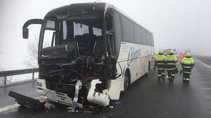 Accident în Germania: Un autocar a intrat în coliziune cu un camion