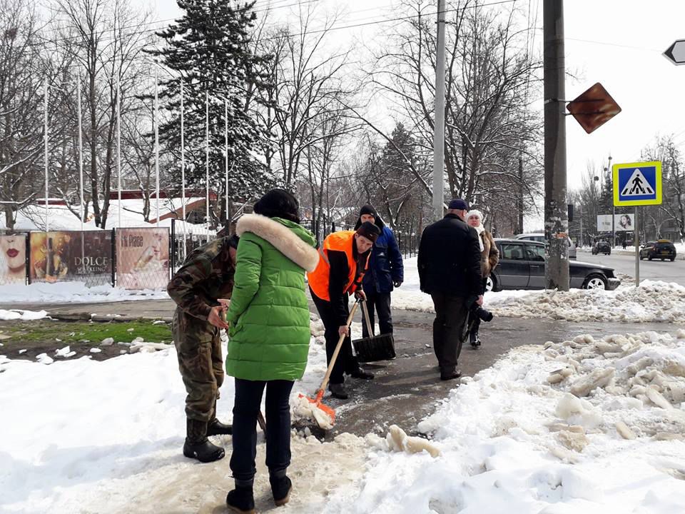 Agenții economici care nu curăță trotuarele, sancționați de Silvia Radu