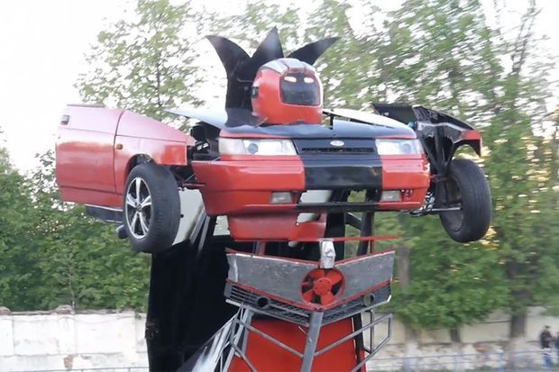 Doi ruși au creat un Transformer cu armament funcțional, dintr-o Lada.  