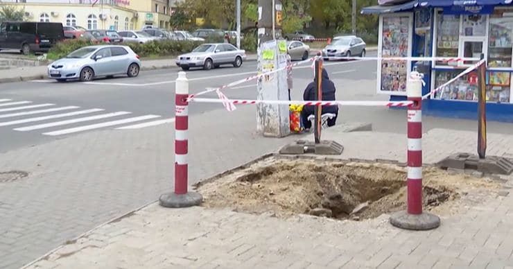 На Ботанике из-за прорыва трубы в тротуаре образовалась огромная яма.