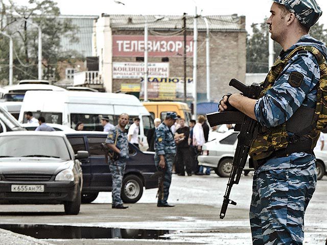 В столице Чечни Грозном правоохранители блокировали подозреваемого в убийстве, при задержании тот подорвался на гранате и погиб. Фото: Reuters