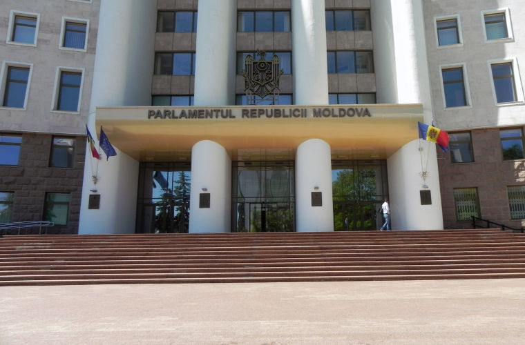 Şedinţele plenare ale Parlamentului vor începe cu reexaminarea legilor respinse de Preşedinte. 