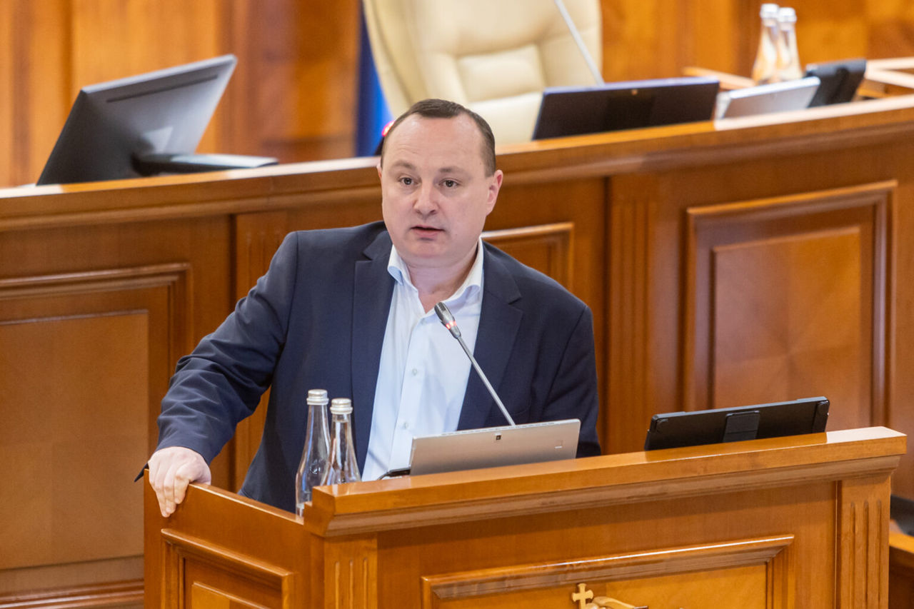 В парламенте раскритиковали управление стекольным заводом: «Так дела не ведутся».