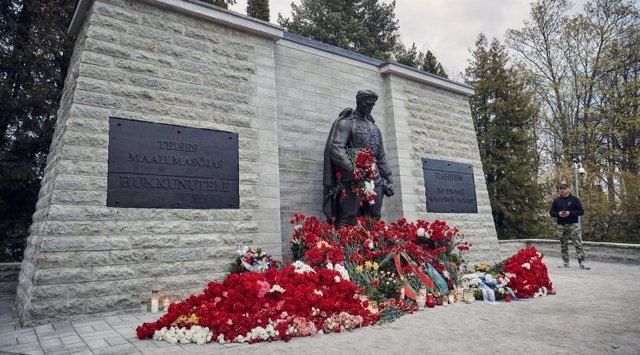 Жители Эстонии несут цветы к памятникам советским воинам, несмотря на ЧП.