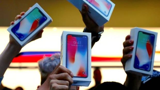 Apple va reduce la jumătate producţia telefonului iPhone X.