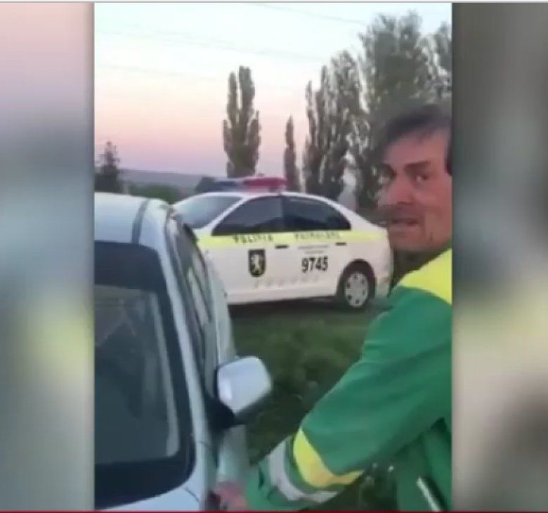 Trei maşini lovite şi câteva tomberoane spulberate de pe marginea drumului. 