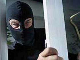 Ночью злоумышленники вскрыли окно помещения фирмы в поселке Нахабино Красногорского района Московской области, проникли в офис и напали на охранника.