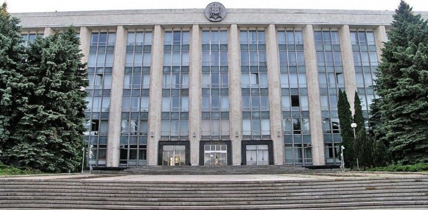 Сотрудники Антикоррупционной прокуратуры на данный момент проводят обыски в здании правительства Молдовы.