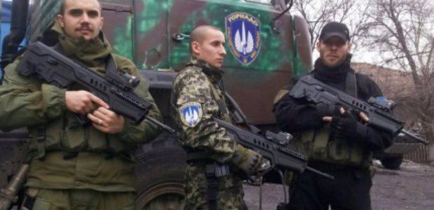 Бойцы "Торнадо" забаррикадировались в школе.
