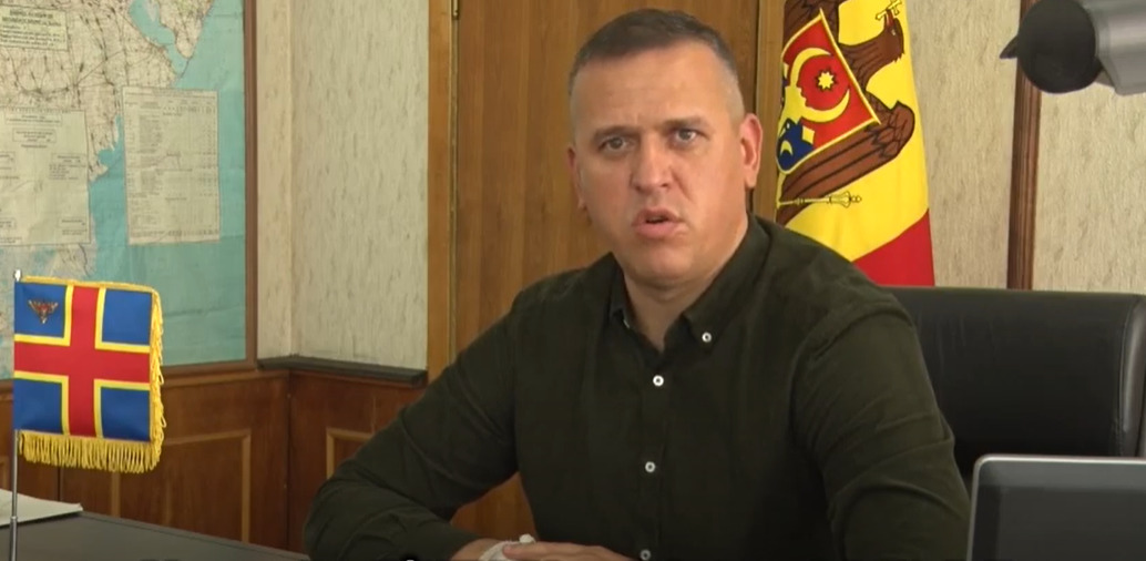 Пынзарь поблагодарил министра обороны Румынии за помощь Молдове.