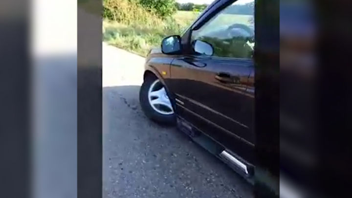 Câţiva moldoveni care se întorceau de la odihnă din Ucraina au rămas cu maşinile avariate.