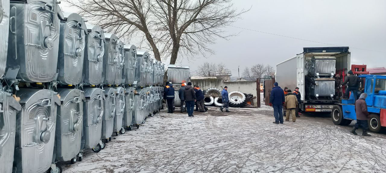 В Кишинев прибыла новая партия контейнеров для мусора.
