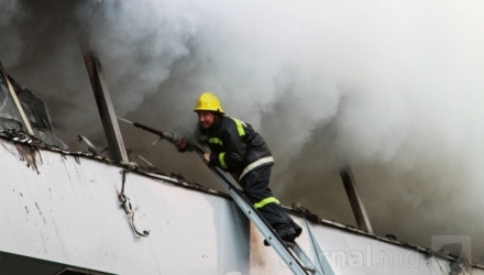 Din informațiile operative, acesta s-a intoxicat cu monoxid de carbon. Incendiul a fost localizat în 50 minute.
