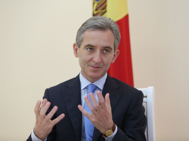 Fostul premier a condamnat decizia luata ieri de membrii Cabinetului de Ministri de a-si asuma responsabilitatea in fata Parlamentului fata de cateva legi, intre care se regaseste bugetul si politica fiscala.