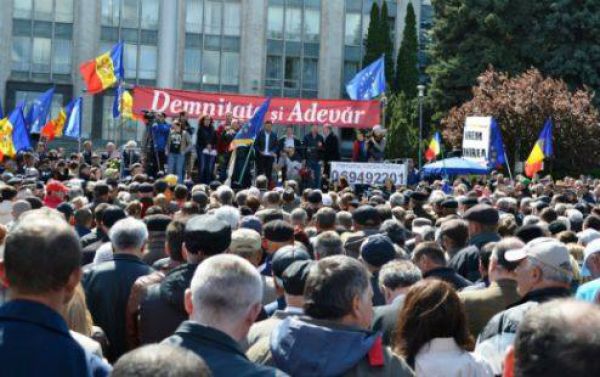 Protestatarii amenință cu violențe.