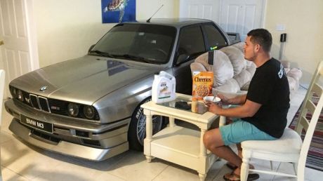 Şi-a parcat BMW-ul în casă pentru a-l salva de uragan. Foto:playtech.ro