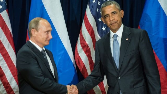 Путин с Обамой пожали друг другу руки.