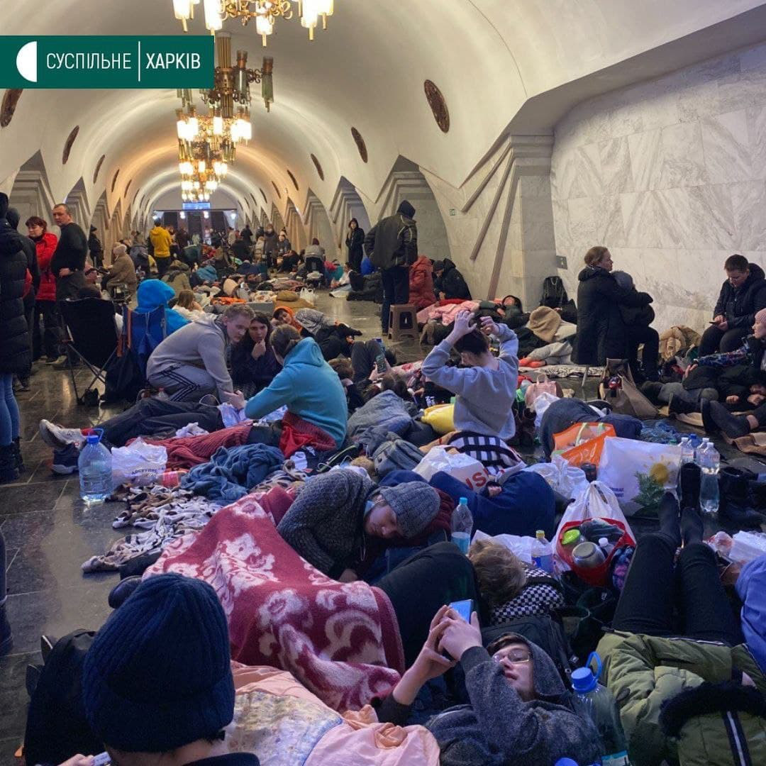 Метро Харькова и Киева в эти минуты забиты людьми. 