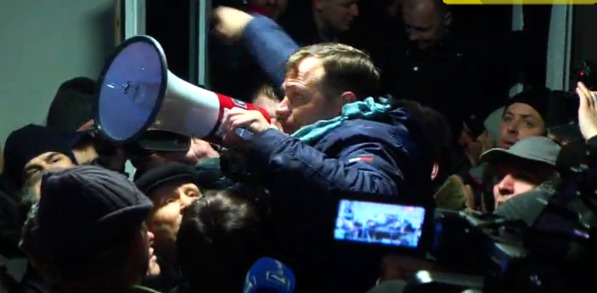 Năstase cheamă la calm protestatarii, după ce au spart ușa Parlamentului. Foto: realitatea.md