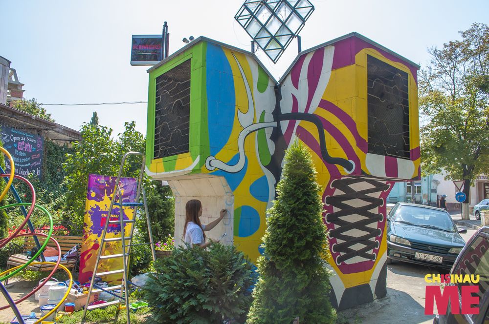 Cel mai mare obiect de artă din partea Chisinau Is Me - Adidaşii.