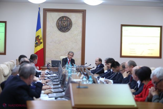 Tototdată, garanția de stat oferită de Guvern nu poate să acopere mijloacele financiare care aparțin persoanelor fizice sau juridice identificate ca fiind afiliate băncilor.