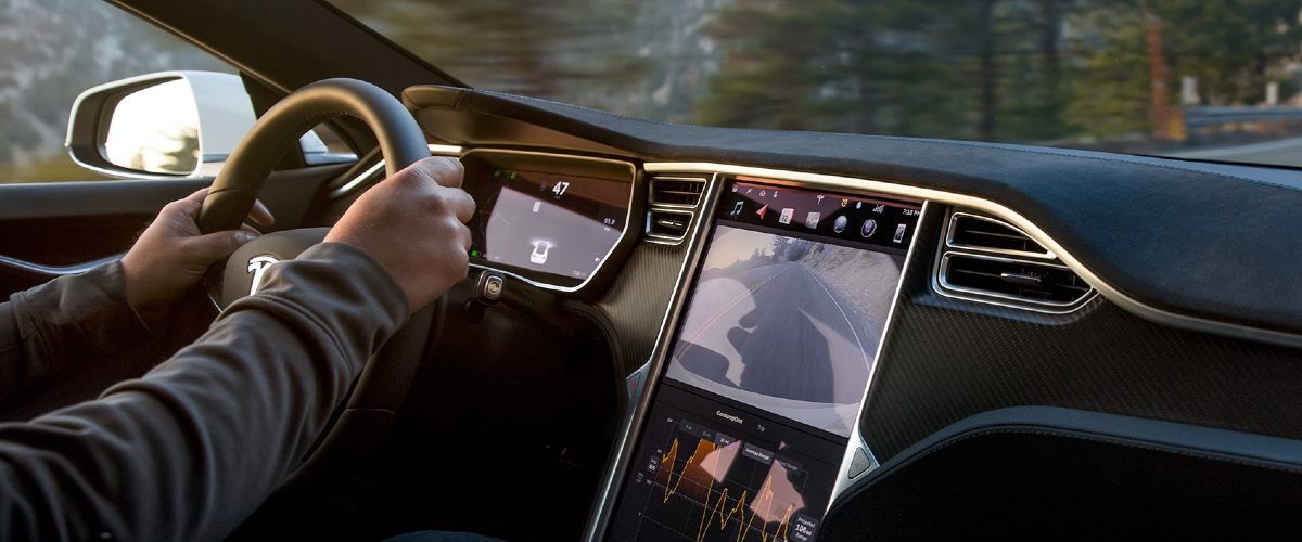 Автомобили Tesla скоро начнут распознавать жесты и звуковые сигналы.