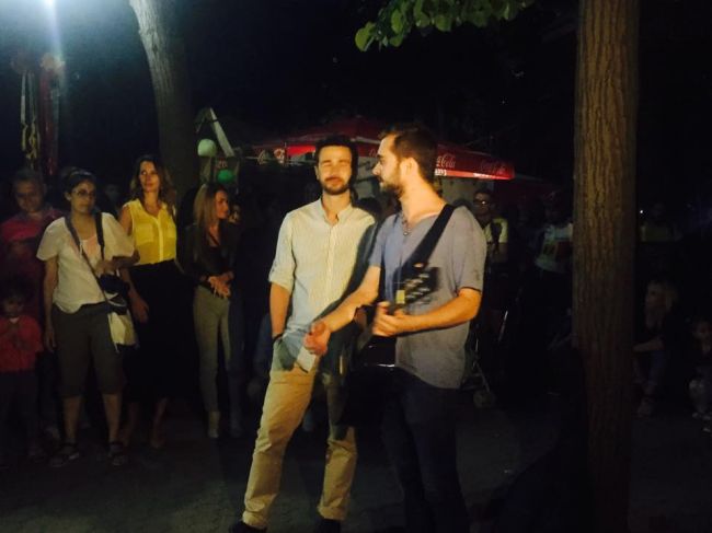 Cătălin Josan şi Pasha Parfeni, cu un concert improvizat, lângă bustul lui Mihai Eminescu. Foto: moldova.org