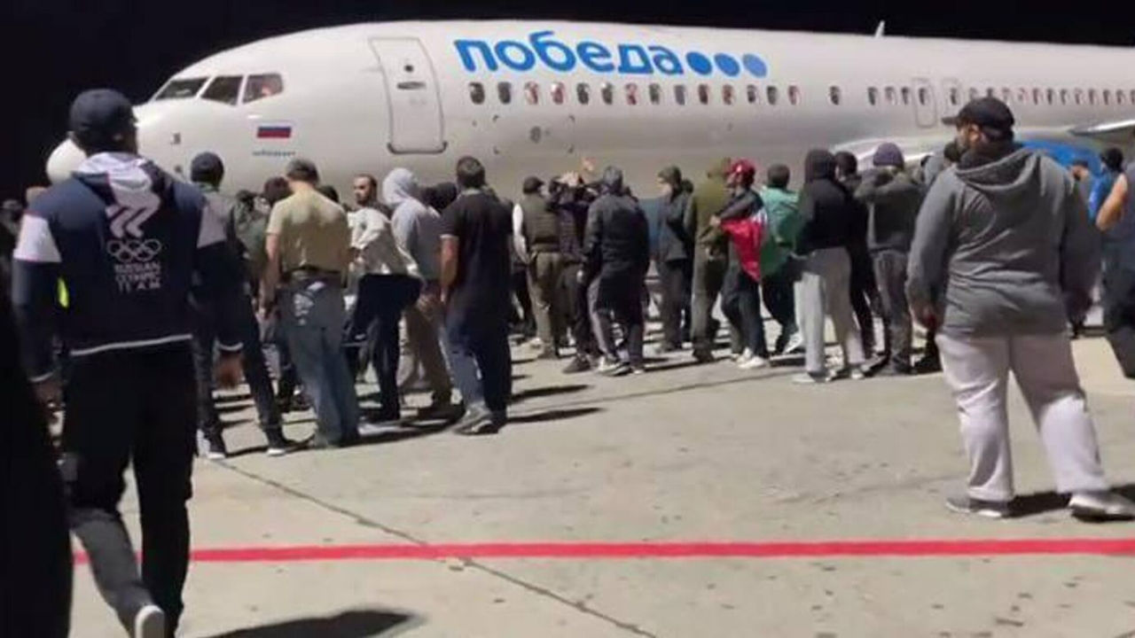 Минздрав Дагестана сообщил о более чем 20 раненых в ходе беспорядков в аэропорту Махачкалы.
