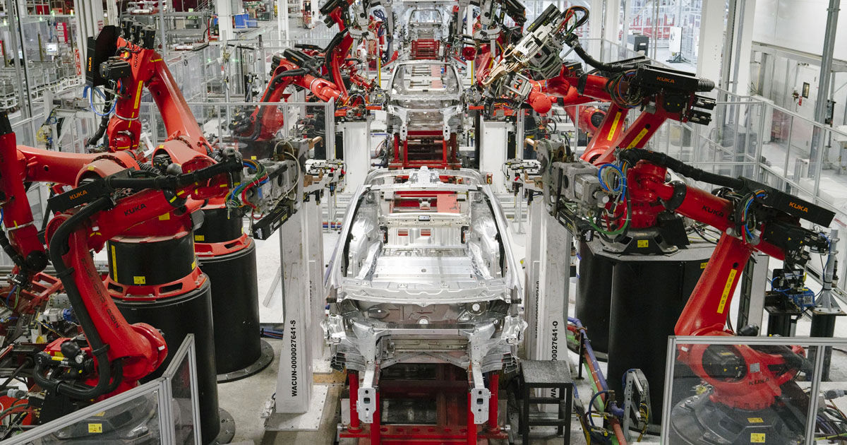 Рабочий завода Tesla требует $51 млн после «нападения» робота.