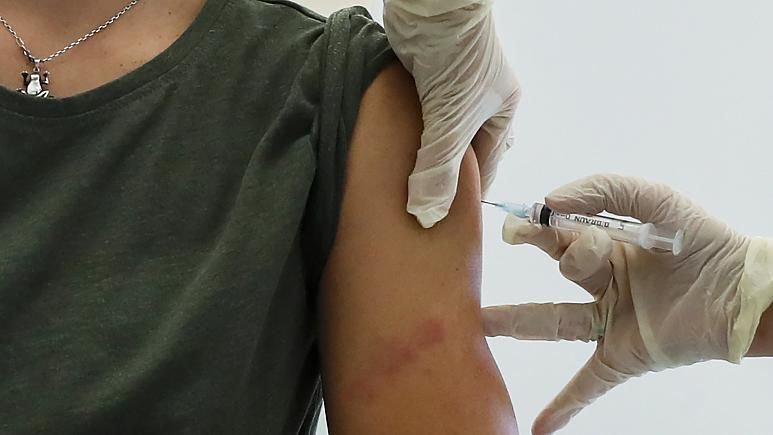 Предполагается, что первыми вакцину получат медицинские работники.