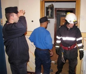 Tatăl său ieșise din casă, iar ușa s-a închis în urma lui, blocându-se. Alarmat, bărbatul a cerut imediat ajutor.