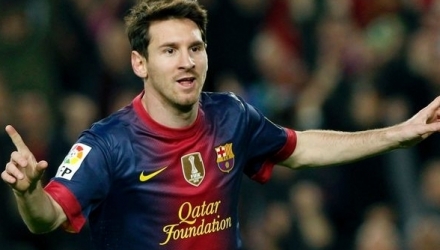  Este oficial! Leo Messi va rămâne la Barcelona cel puţin încă cinci ani! Argentinianul a semnat prelungirea contractului, valabilă până în 2018. 