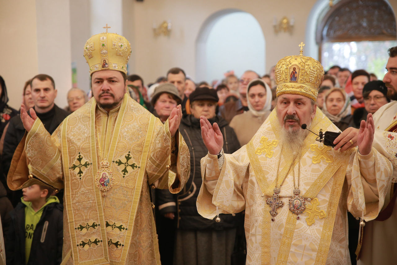 Священный Синод утвердил отставку митрополита Петру, замешенного в секс-скандале.