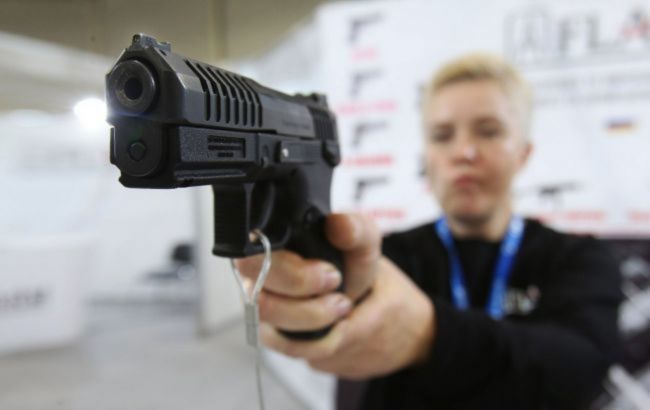 В Украине завтра возобновится выдача разрешений на оружие.