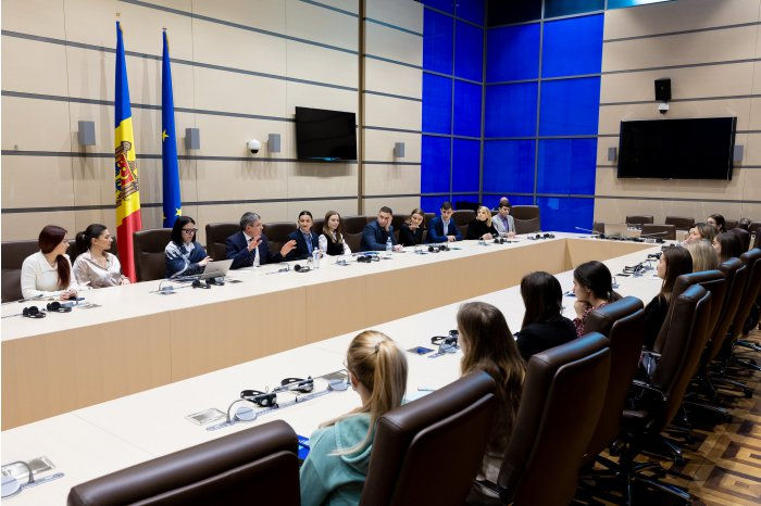 Председатель парламента побеседовал со стажерами в госсекторе.