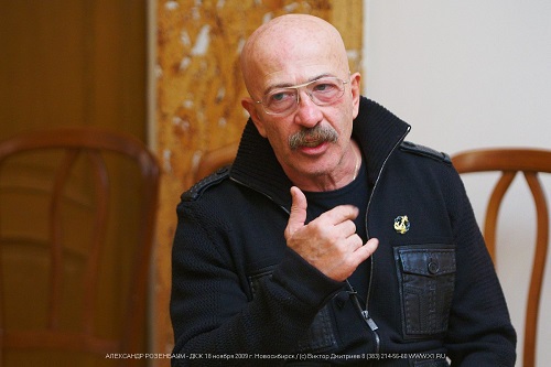 Александр Розенбаум не сказал, как он лично относится к спорной ситуации с Крымом, но артист советует людям уважать мнение других, каким бы оно ни было.