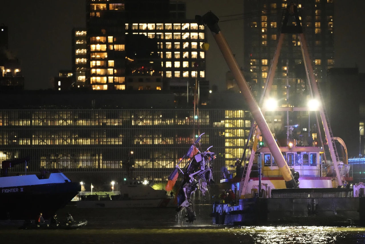 Un elicopter s-a prăbușit în râul Hudson din New York: Șase persoane au murit.