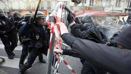 Violențe pe străzile din Paris. Foto: media2.s-nbcnews.com