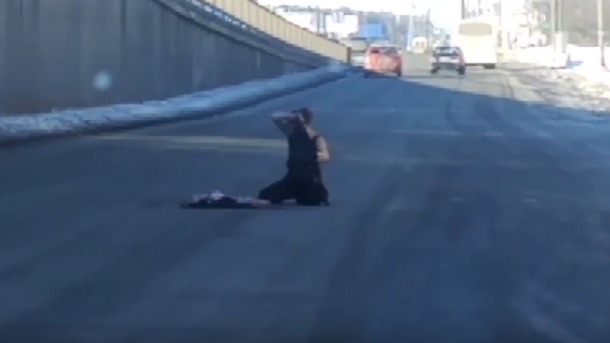 В Киеве полураздетая женщина билась головой об асфальт.