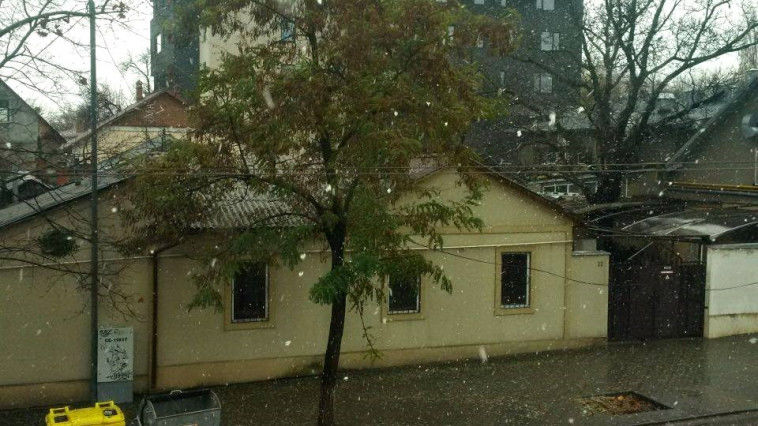 Locuitorii Capitalei au parte astăzi de primii fulgi de zăpadă.