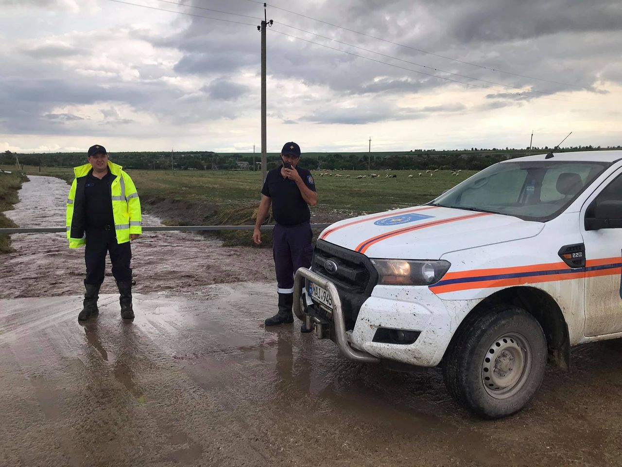 Сотрудники ГИЧС откачивают воду из затопленных домов.