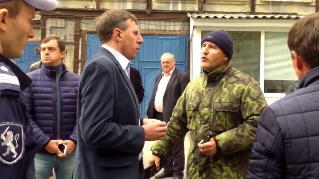 Киртоакэ повздорил с ветеранами войны во дворе мэрии.