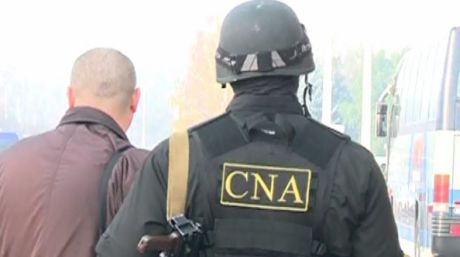 Douăsprezece persoaneau fost escortate de ofiţerii CNA şi procurorii anticorupţie. Foto: moldova.org