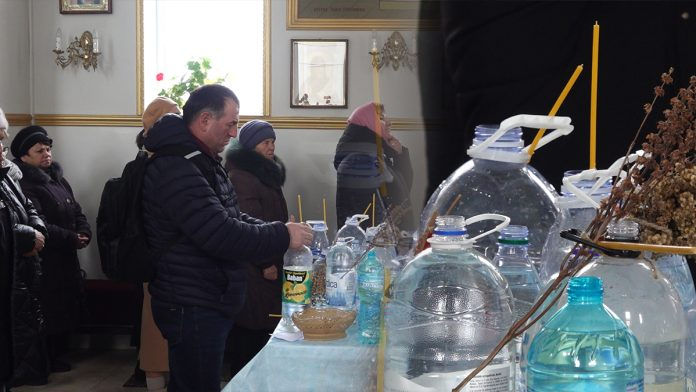 В Молдове православные верующие набирают в церквях святую воду.